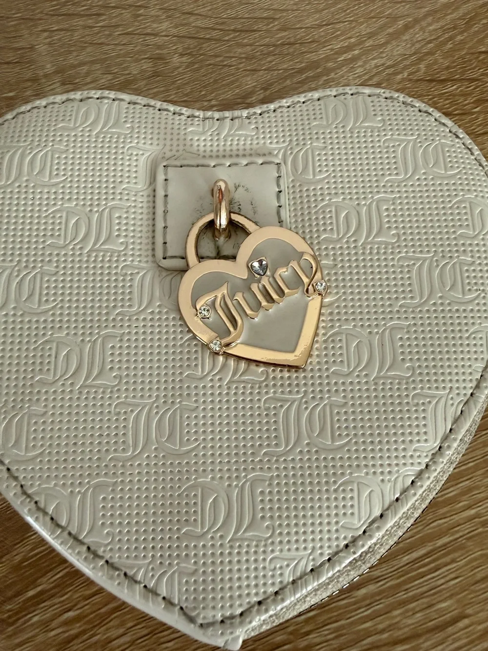Juicy Couture Heart Zip Around Wristlet Cream/Ivory